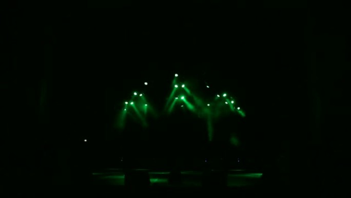 音乐会前在空荡荡的舞台上，绿色美丽的光芒。