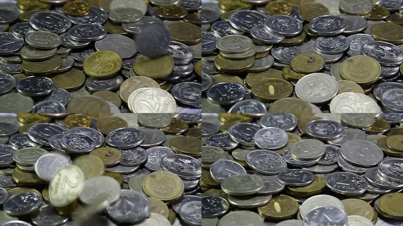 很多硬币和卢布。