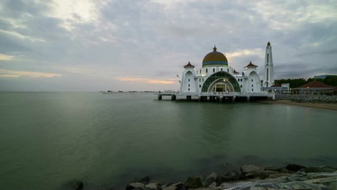 美丽的日落在马六甲海峡浮动清真寺