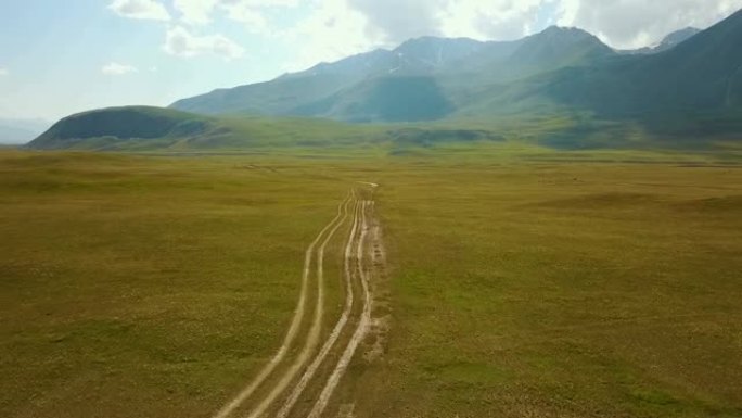 卡尔达莫山口Ak-kya-Kazarman下坡或水平道路。吉尔吉斯斯坦靠近卡扎曼的山脉。吉尔吉斯斯坦