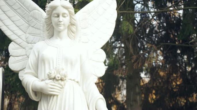 森林背景上的白色天使雕像