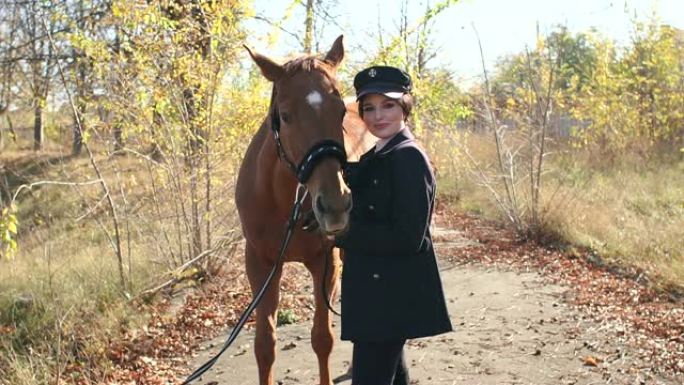 快乐的年轻女子带着马，微笑着。骑马人肖像。