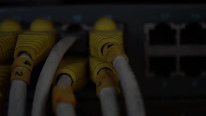 与许多网络插座连接的互联网服务提供商设备和以太网线