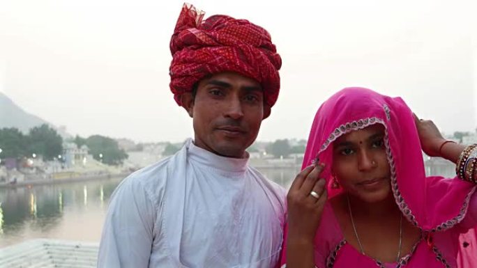 印度拉贾斯坦邦普什卡尔湖前的印度丈夫头巾和可爱的妻子的肖像