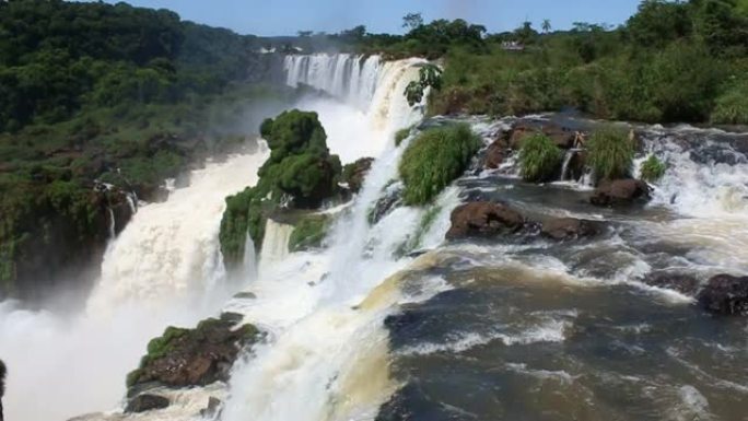 从伊瓜苏瀑布 (Iguazu falls) 从Argeninean侧面观看的全景拍摄