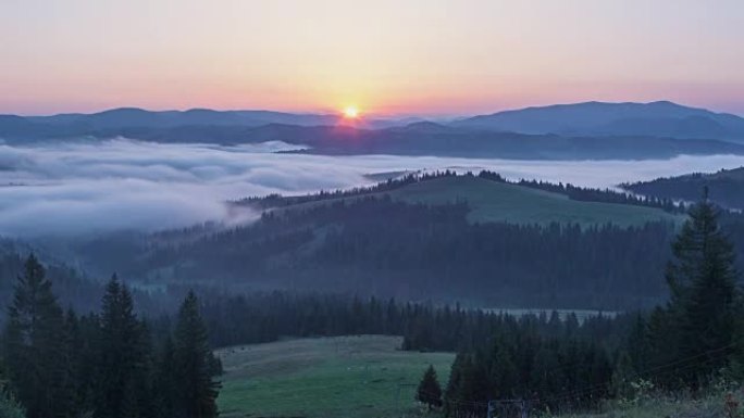 喀尔巴阡山脉的早晨。山脉中央的动态雾