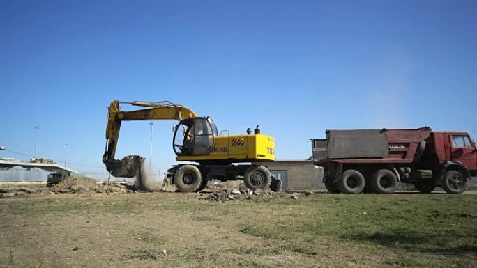挖掘机从施工现场装载土壤