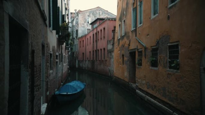意大利，威尼斯。装满水的网关。和平的地方