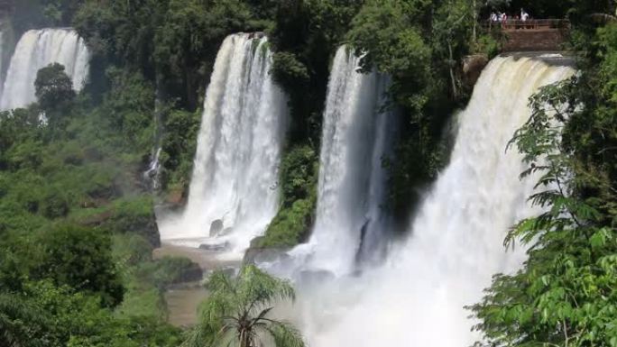 从伊瓜苏瀑布 (Iguazu falls) 从Argeninean侧面观看的全景拍摄