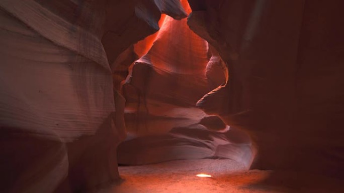 阳光照在亚利桑那州上羚羊峡谷的地板上