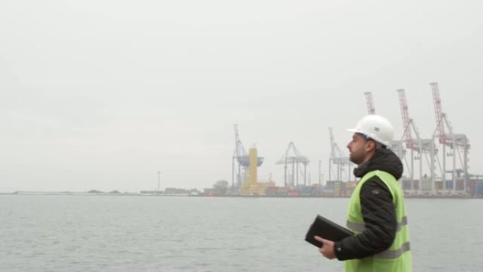 欢迎戴着头盔的港口工人。海港
