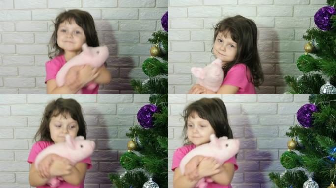 这孩子正在和一只玩具小猪跳舞。