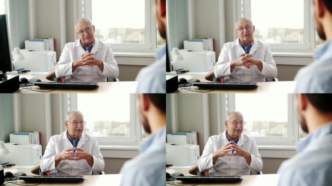 高级医生在医院与男性患者交谈