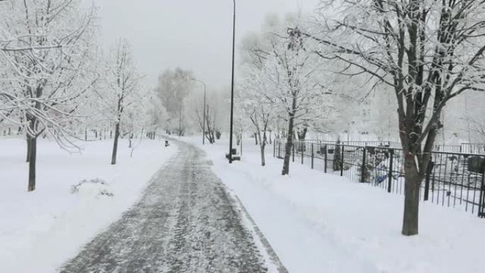 墓地沿线积雪覆盖的道路