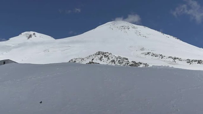 埃尔布鲁斯山的两座山峰。在一个阳光明媚的夏日。
