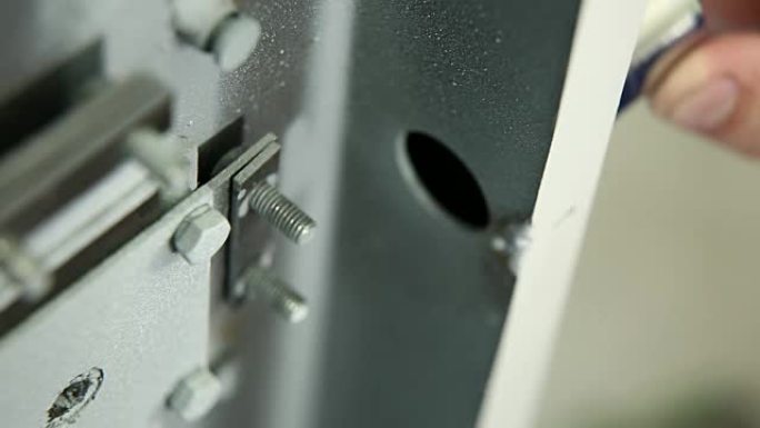 保险柜中锁定插头的安装