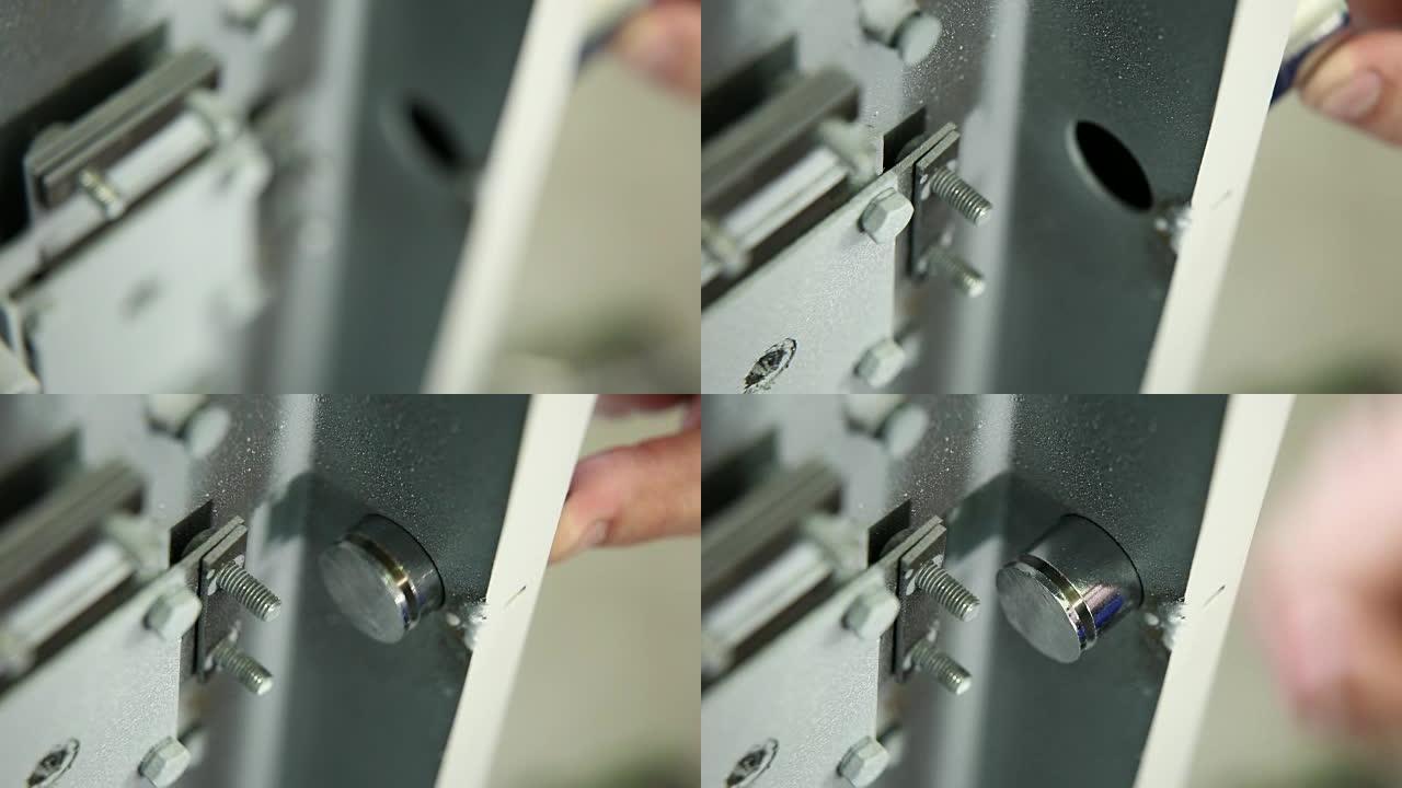 保险柜中锁定插头的安装