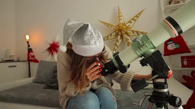 圣诞节/新年快乐与天文望远镜和可爱的女孩。
