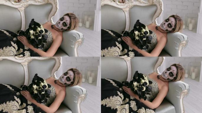 一个穿着衣服、化着骷髅妆的恐怖女人躺在复古沙发上
