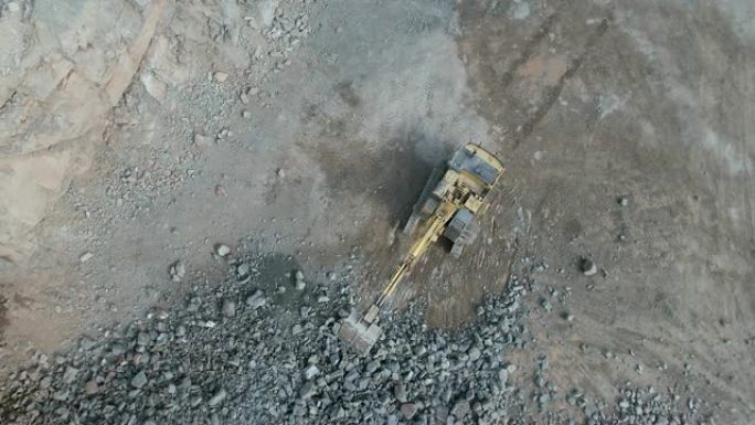 在采石场工作的挖掘机的鸟瞰图