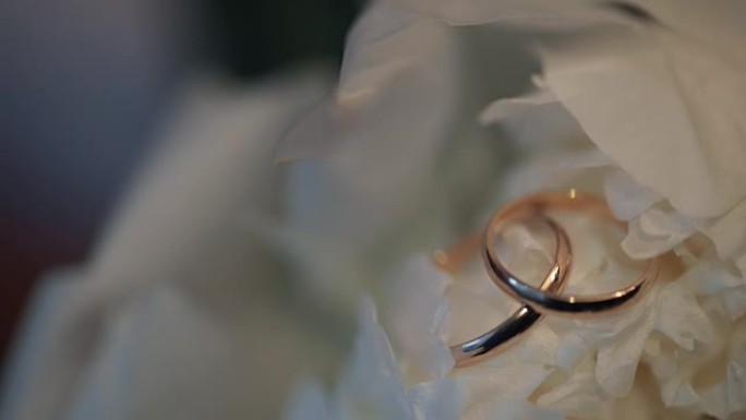 结婚戒指躺在美丽的婚礼花束中