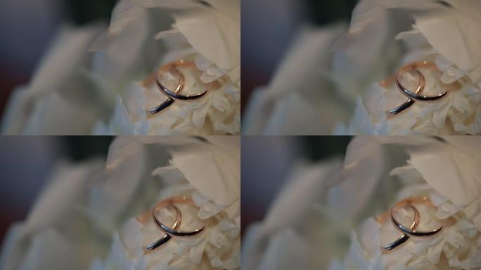结婚戒指躺在美丽的婚礼花束中