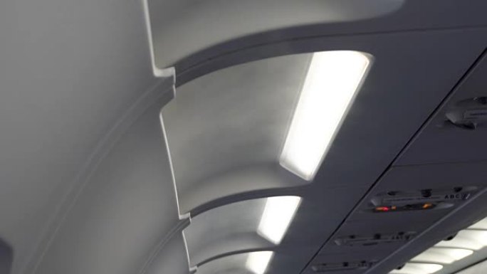 机舱。飞机上打开的空调通过警告和信息标志冷却机舱。