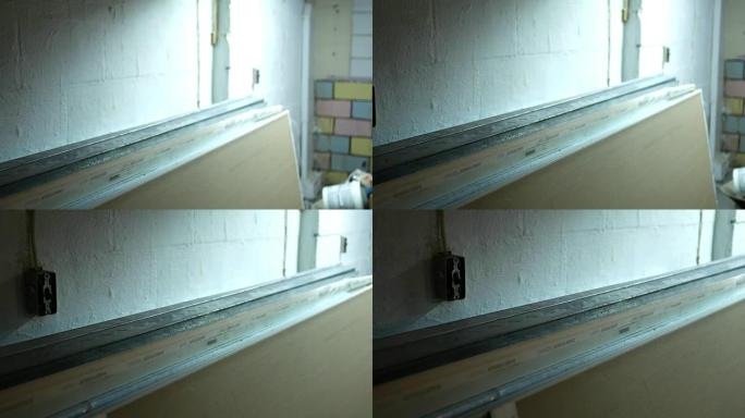 相机向下平移至地下室工作地点附近的防霉干墙