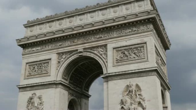 法国巴黎凯旋门高度详细的表面在多云的天空前4K 3840x2160 30fps超高清倾斜镜头-世界著