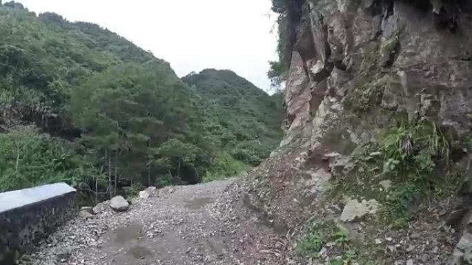 落基山狭窄崎岖的蜿蜒道路被落石阻挡。