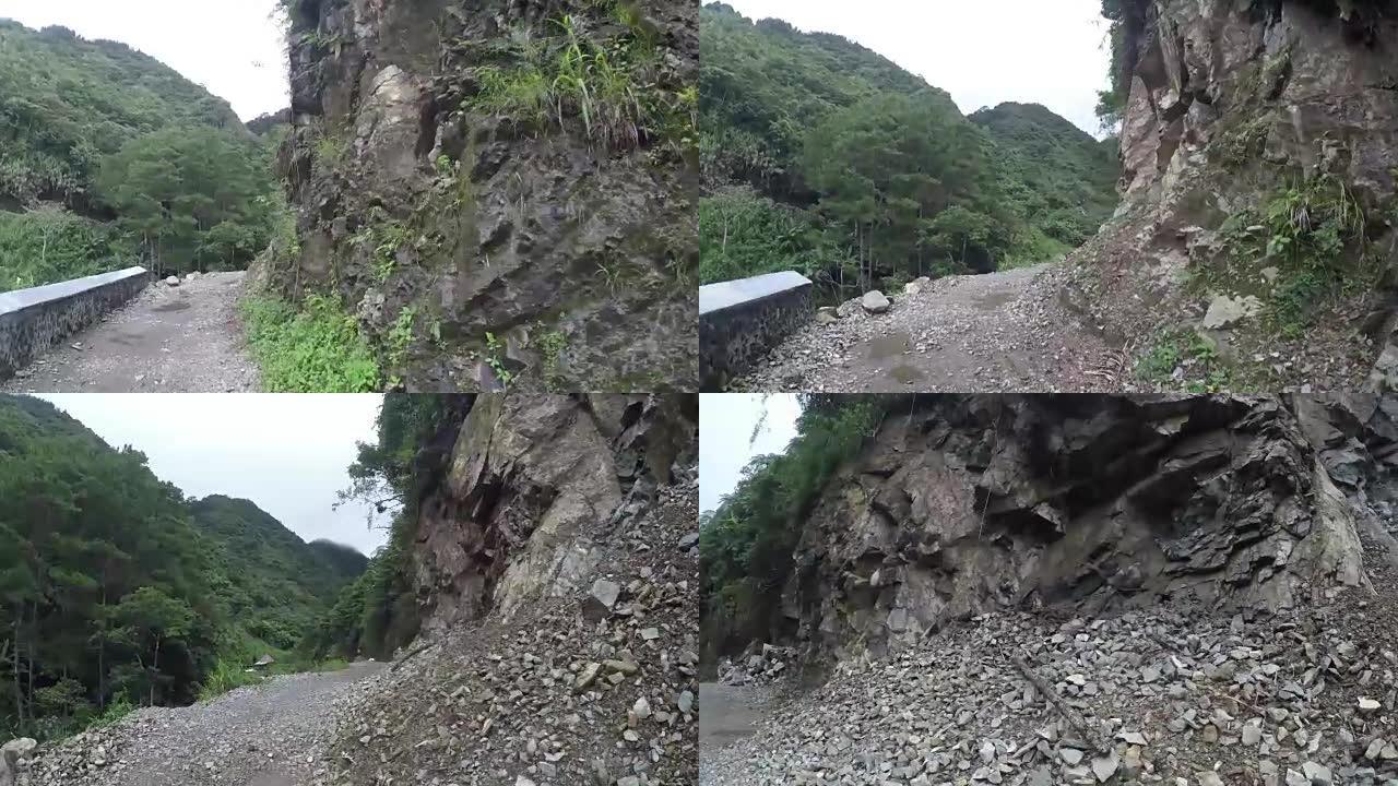 落基山狭窄崎岖的蜿蜒道路被落石阻挡。