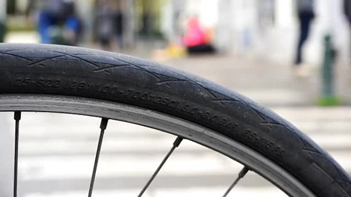 通过自行车车轮的辐条观察路人市民和城市居民
