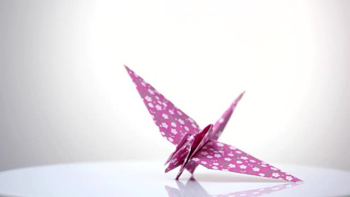 五颜六色的传统日本折纸鸟。