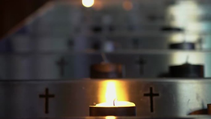 教堂里有蜡烛的金属烛台。