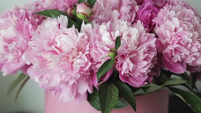 美丽的粉色牡丹花束。