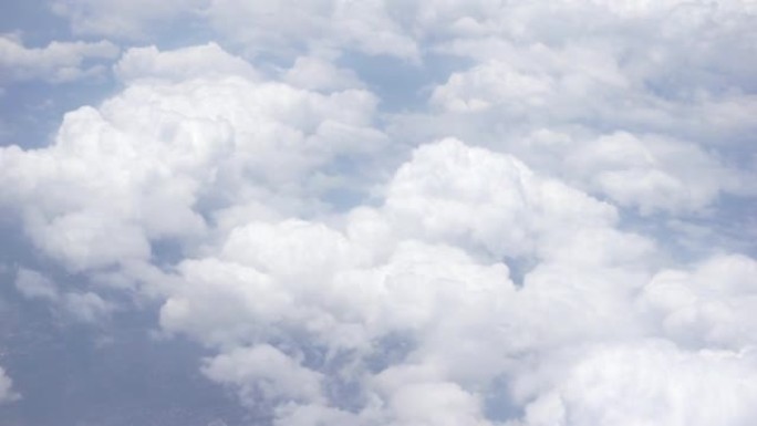 云穿过窗户飞机