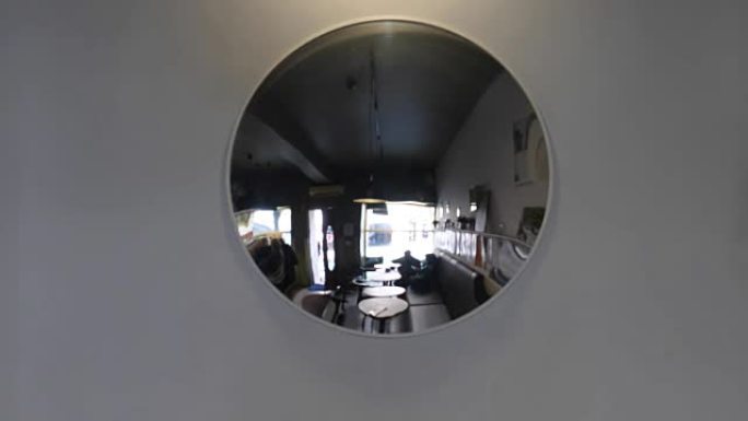 模糊咖啡馆内部的镜像视图