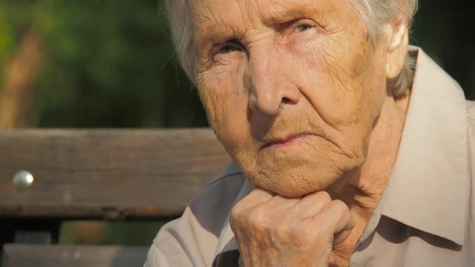 一位老年妇女的肖像。