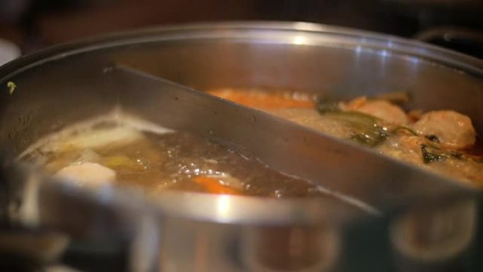 寿喜烧混合蔬菜汤在锅里煮。慢动作