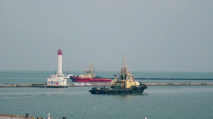 在敖德萨港航行的船只