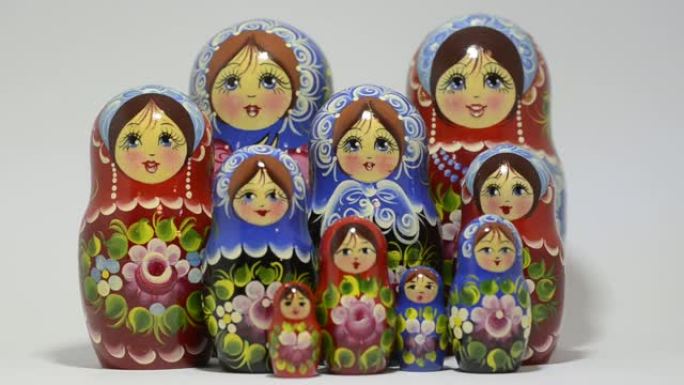 白色背景上的十个传统俄罗斯套娃娃娃