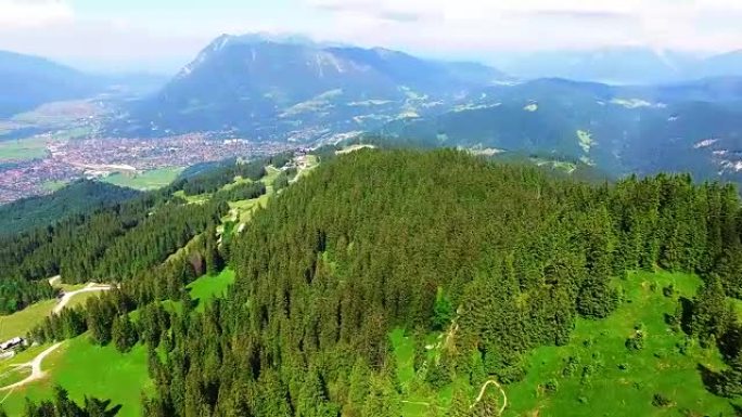 高山山脉。摄像机在德国加米施·帕特基兴附近的高山景观上飞行。中欧令人惊叹的地方。