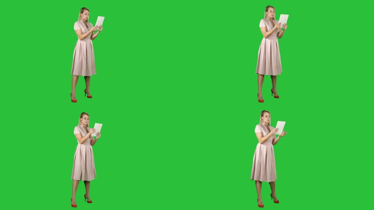 单身女孩在平板电脑侧视上进行视频通话，在绿色屏幕上显示全屏，色度键