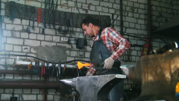 铁匠用锤子把细节弄成表格。砧座上的降噪耳机