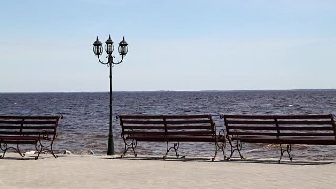 带长凳和街道灯柱的海滨广场