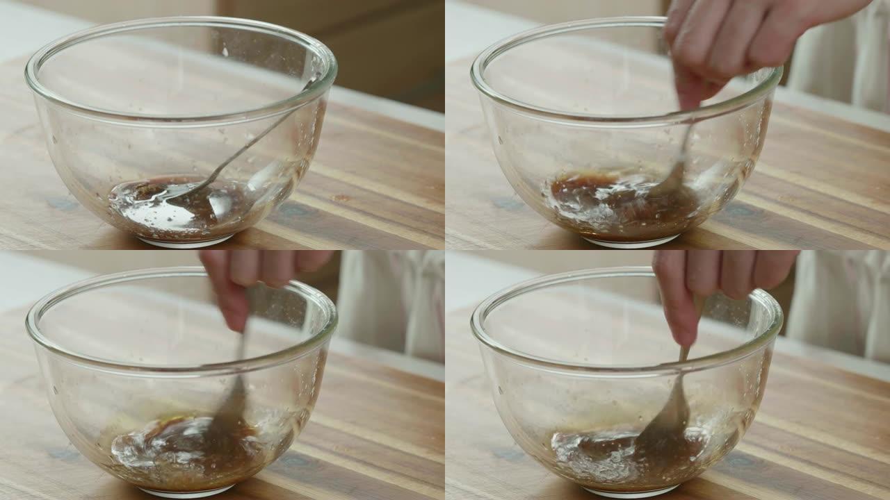 在玻璃搅拌碗中制作香醋调味料