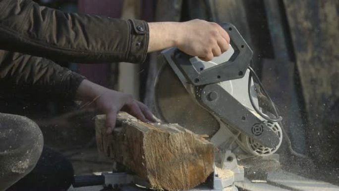 男子用一把大锯子锯木头