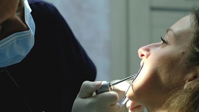 口腔科医生在安装支架系统特写之前先干燥牙齿。拜访牙医正畸医生