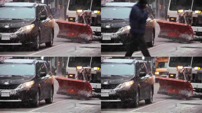 一名骑自行车的人在暴风雪中穿过纽约市列克星敦大街的一个十字路口缓慢地驶过扫雪机