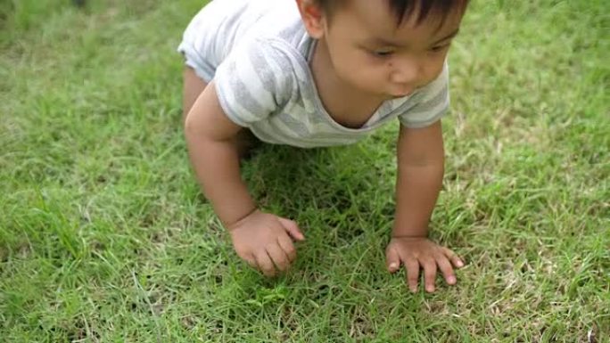 男婴在草地上玩耍